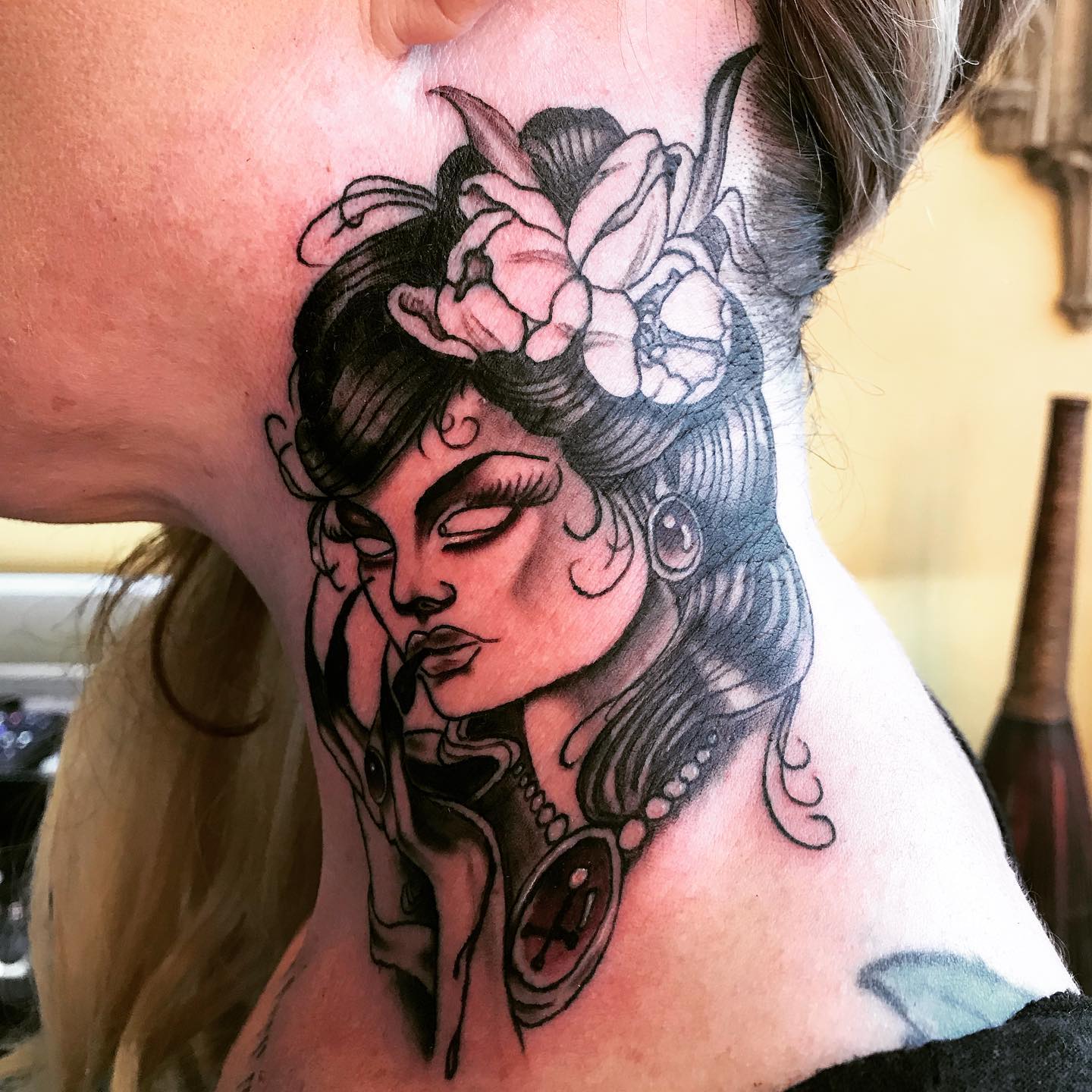 Tatuaje de cuello de Medusa.