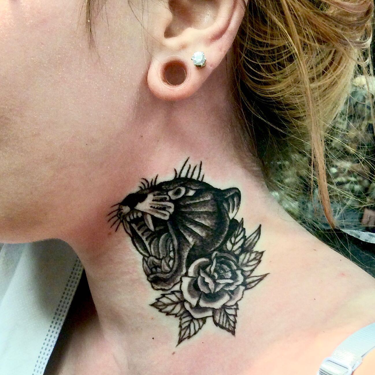 Tatuaje de cuello de pantera para mujeres
