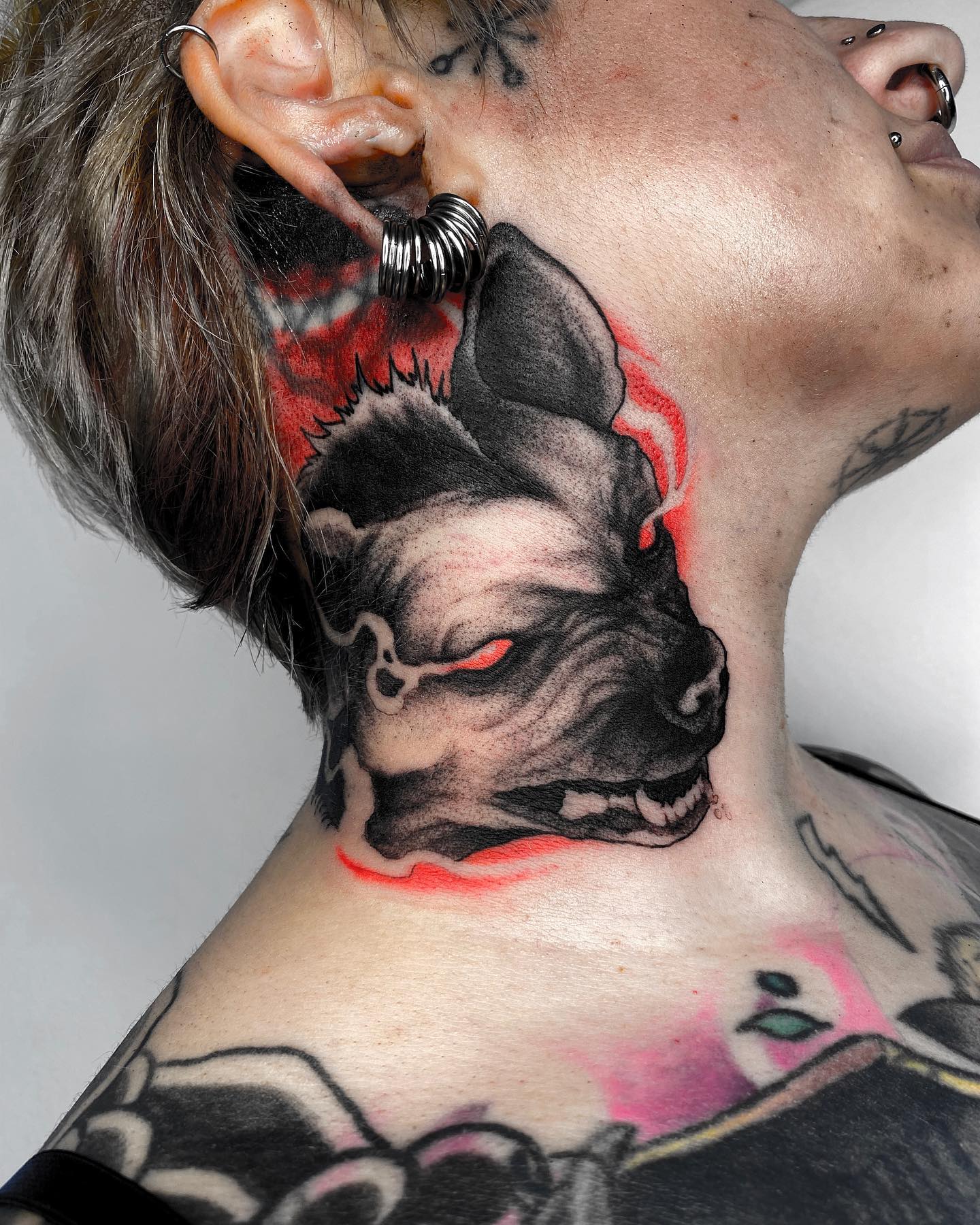 Tatuaje de cuello de sabueso para mujeres.