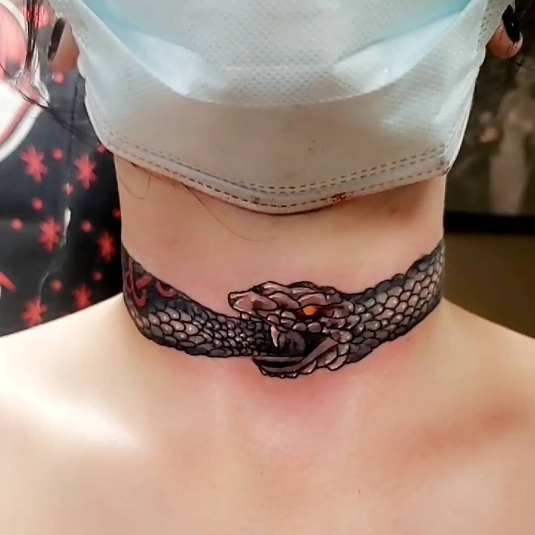 Tatuaje de cuello de serpiente para mujeres