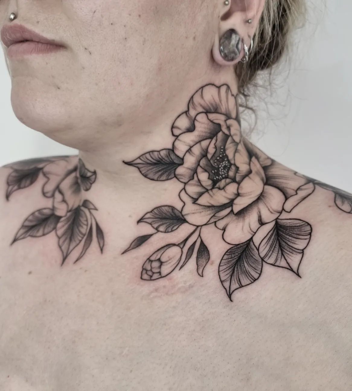 Tatuaje de cuello floral