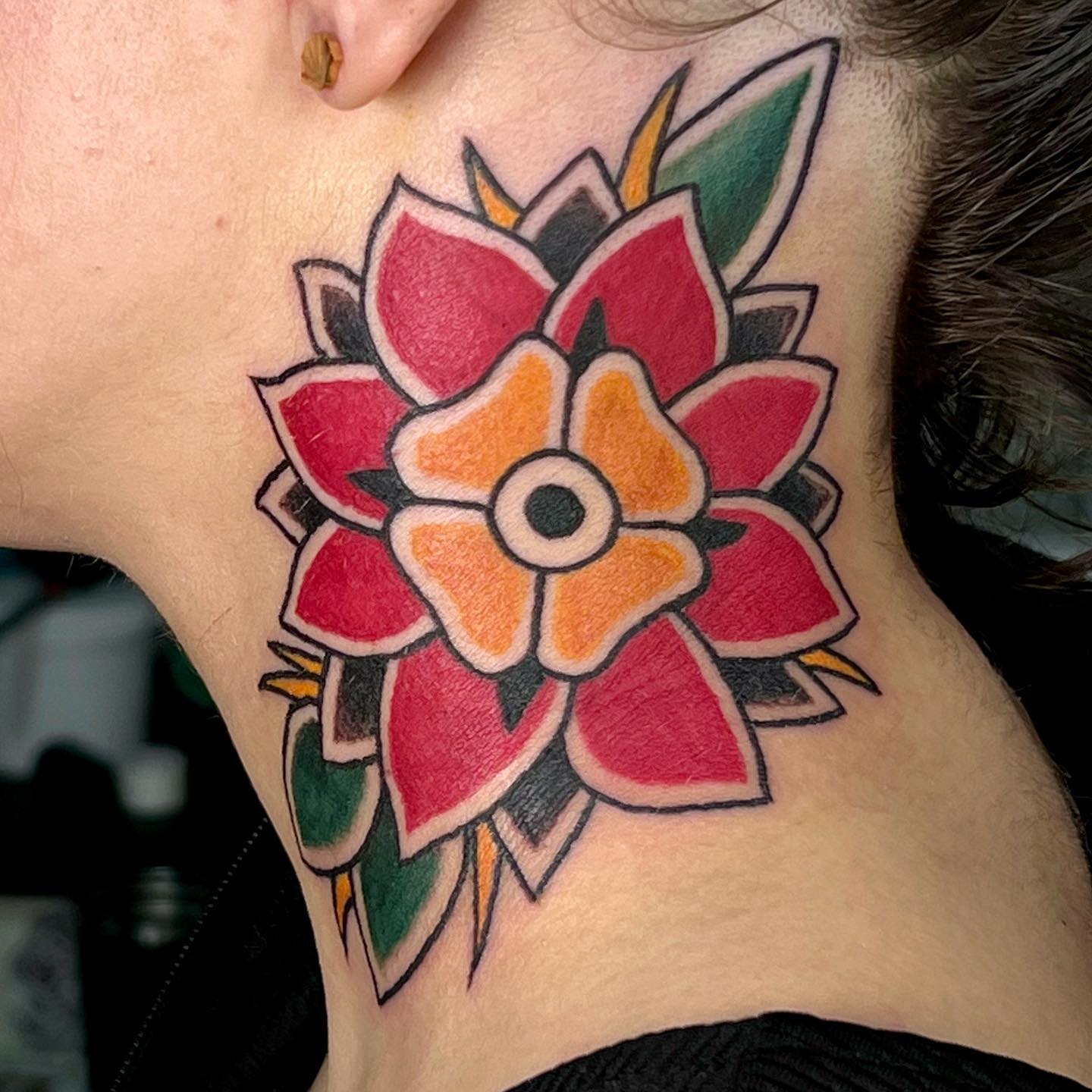 Tatuaje de flor a la antigua en el cuello