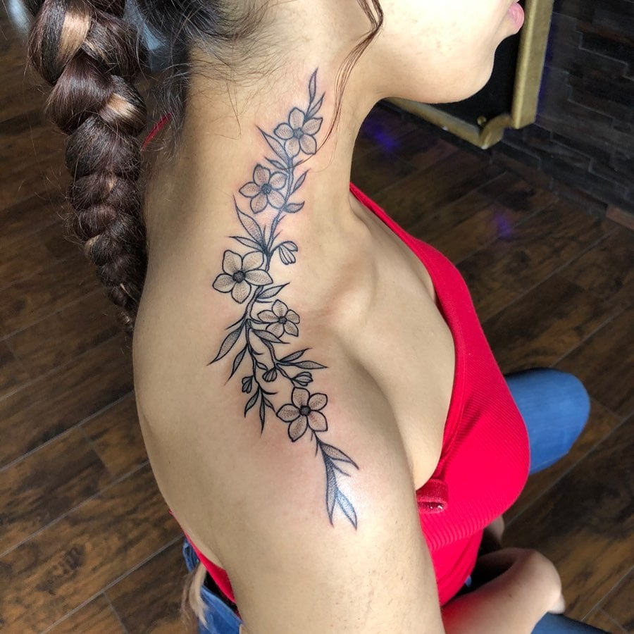Tatuaje de flores de cuello a hombro para mujeres