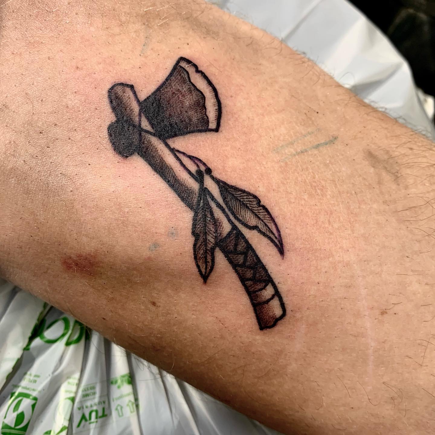 Tatuaje de hacha pequeña para hombres.