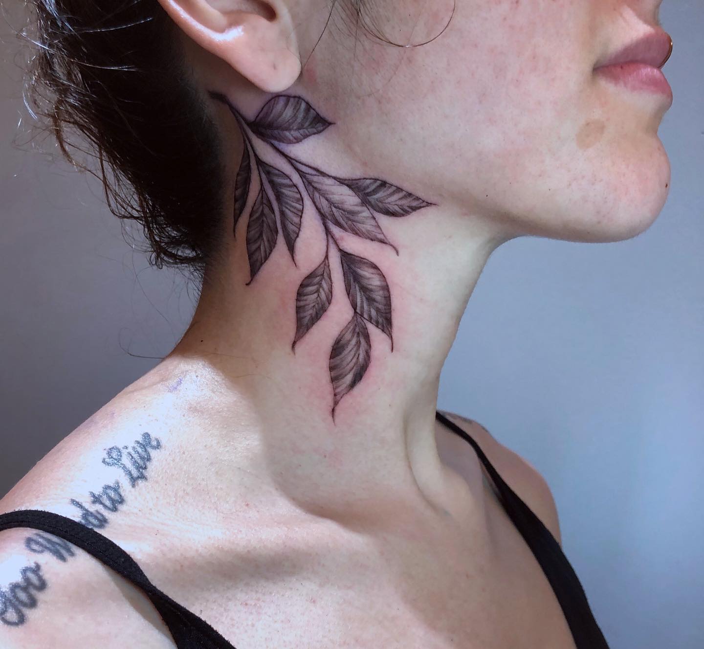 Tatuaje de Hoja en el Cuello