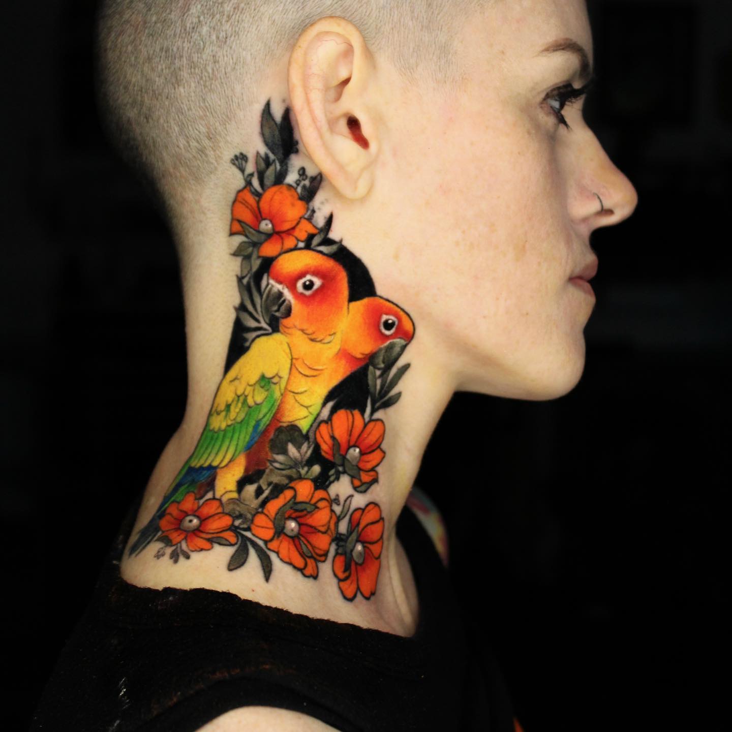 Tatuaje de Loros Animados en el Cuello