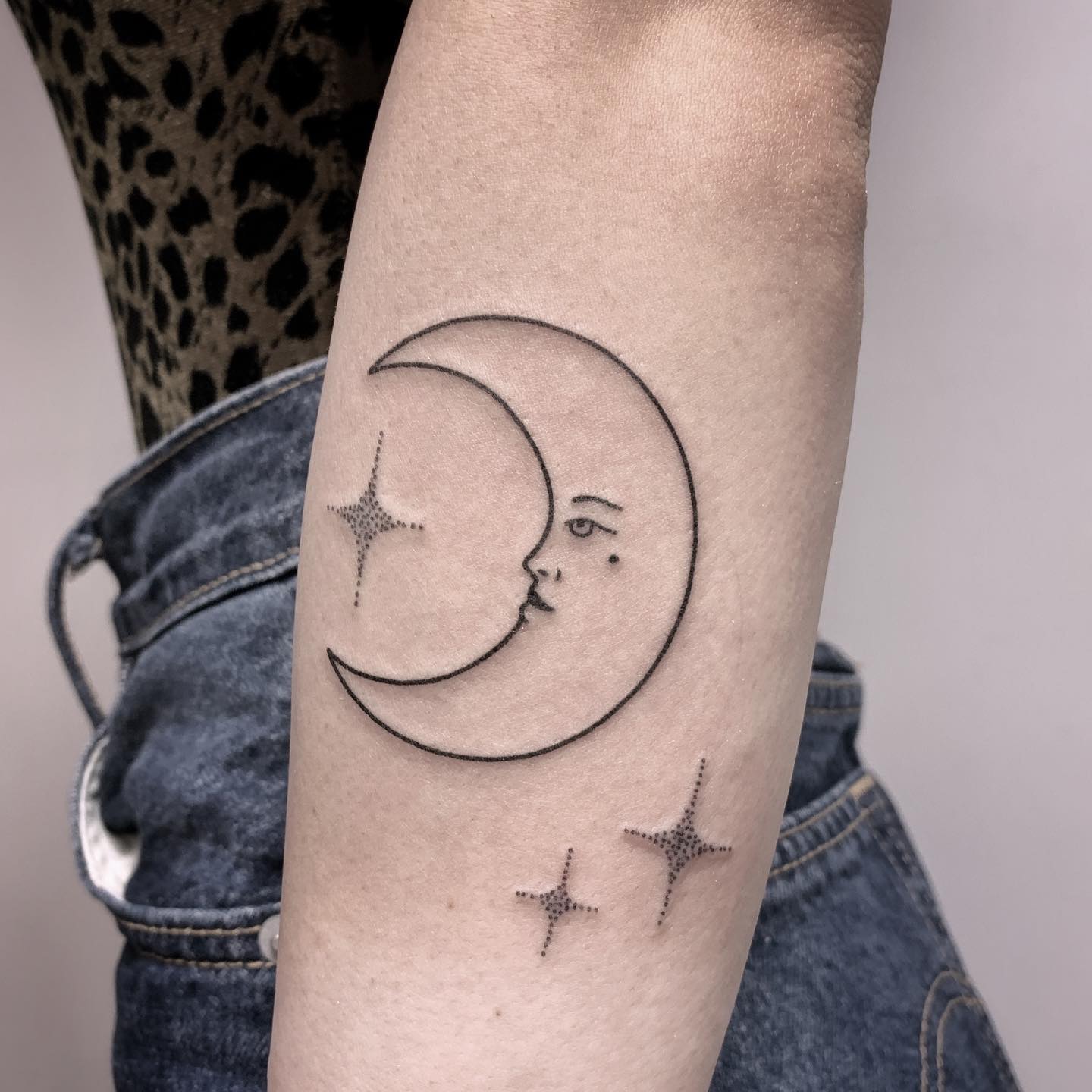 Tatuaje de luna en el brazo