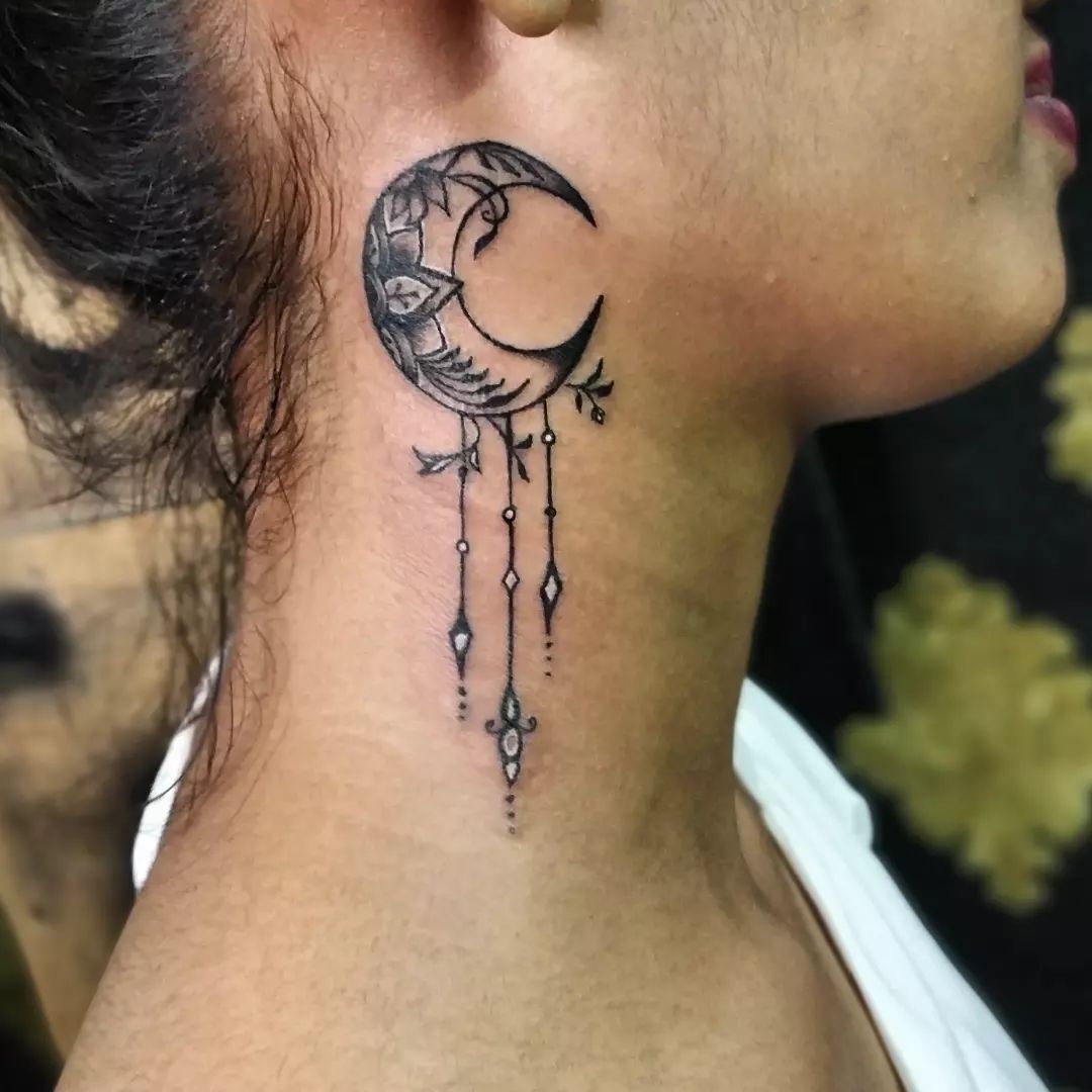Tatuaje de Luna en el Cuello