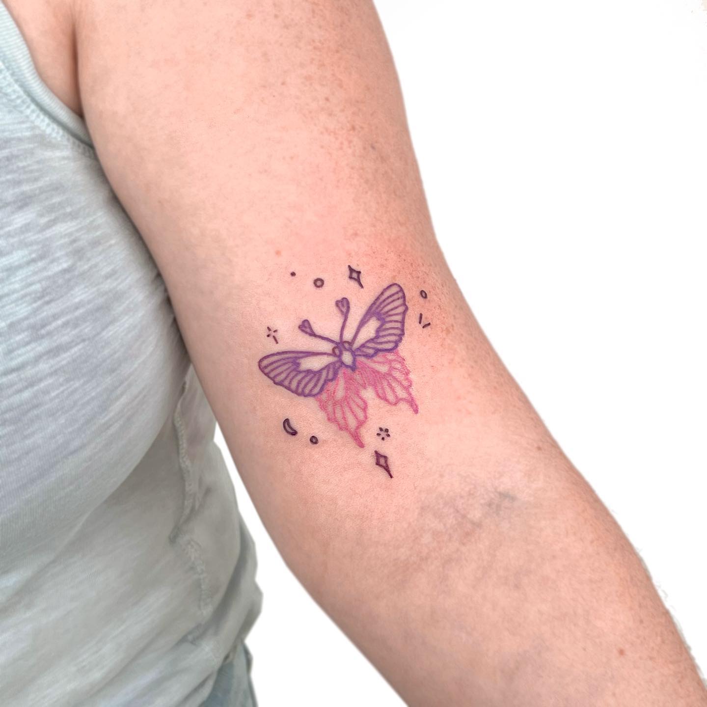 Tatuaje de mariposa en el brazo