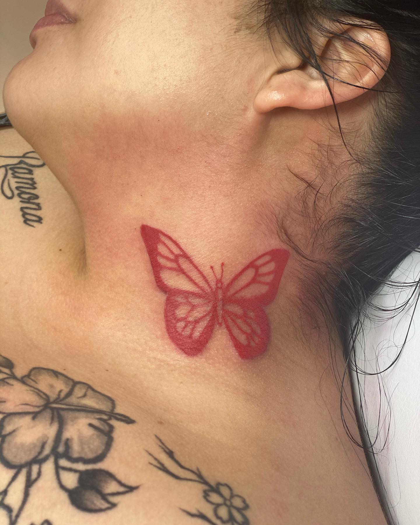 Tatuaje de Mariposa Roja en el Cuello para Mujeres