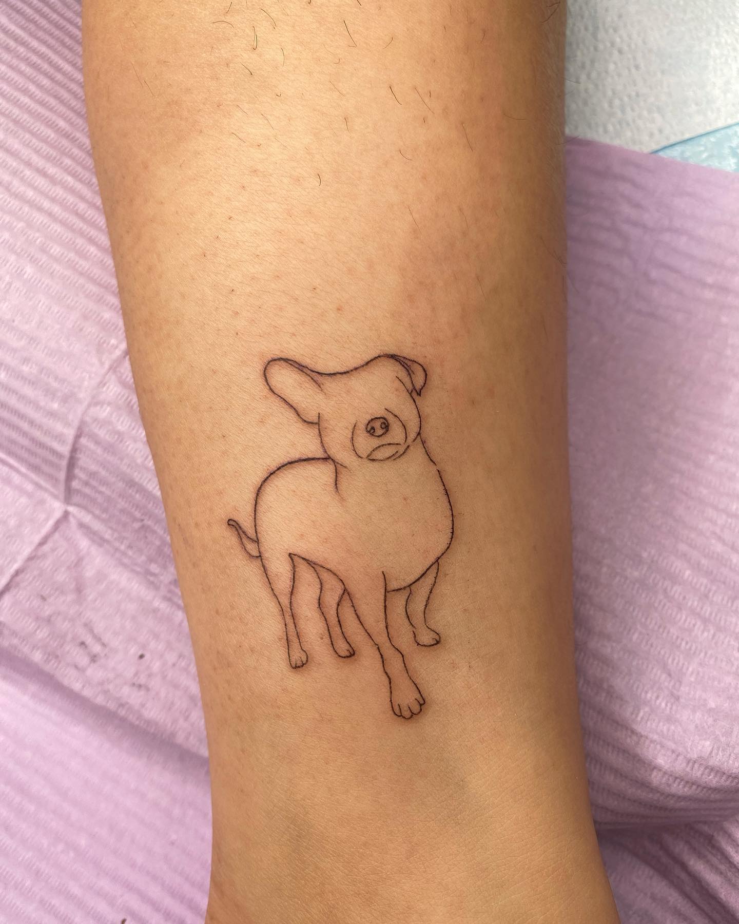 Tatuaje de Perro con Contorno Negro
