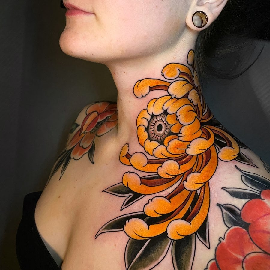 Tatuaje en el cuello de flores vívidas para mujeres