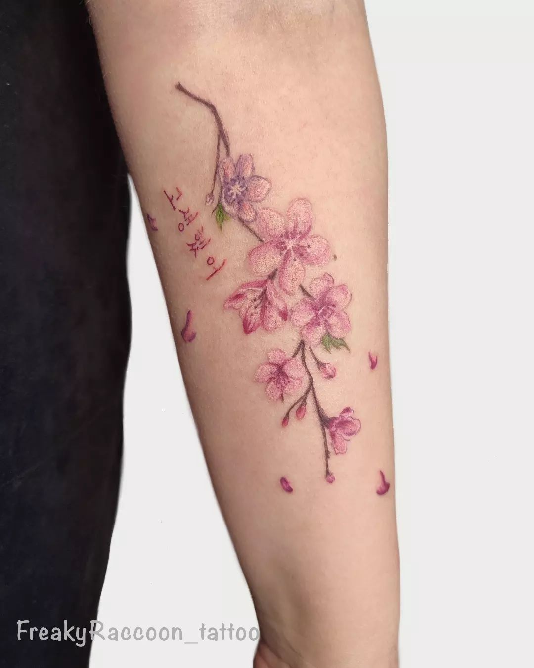 Tatuaje Floral Rosa En El Brazo