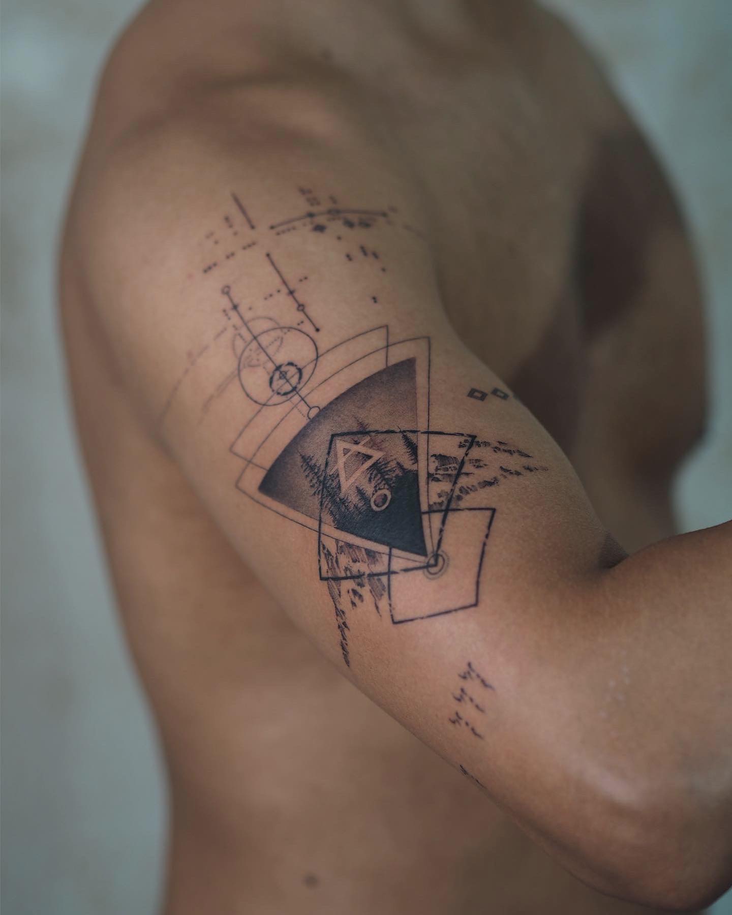Tatuaje geométrico de brazo