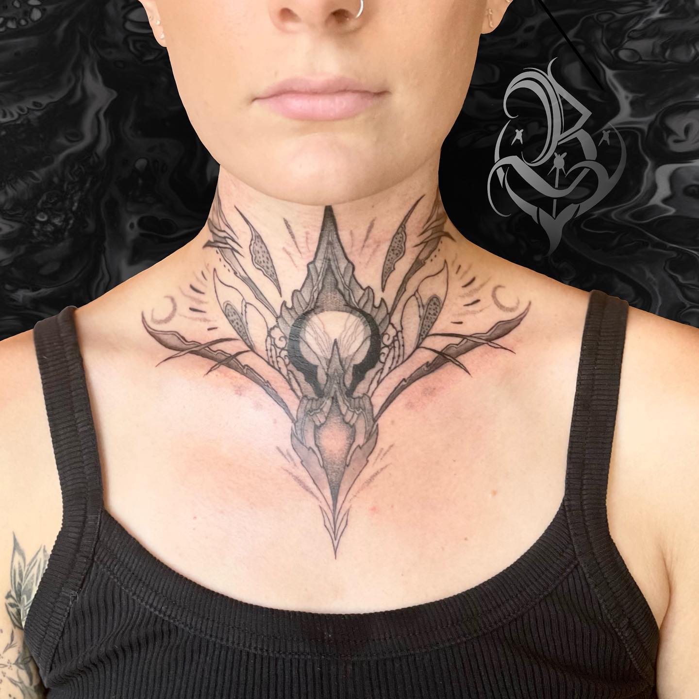 Tatuaje geométrico de cuello para mujeres.