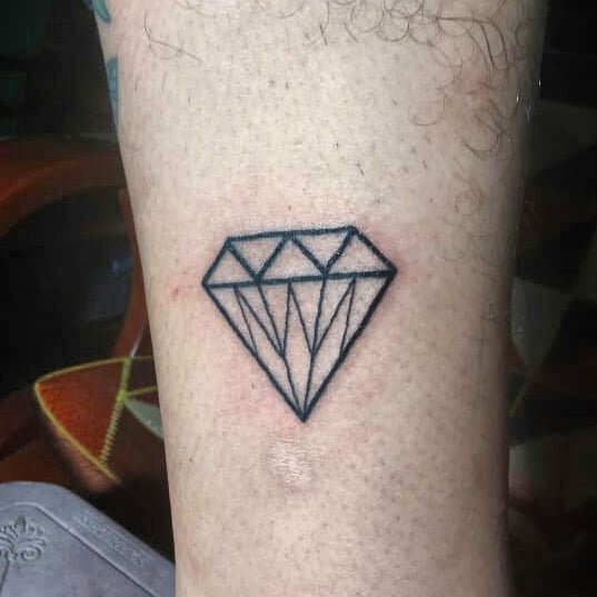 Tatuaje pequeño de diamante para hombres.