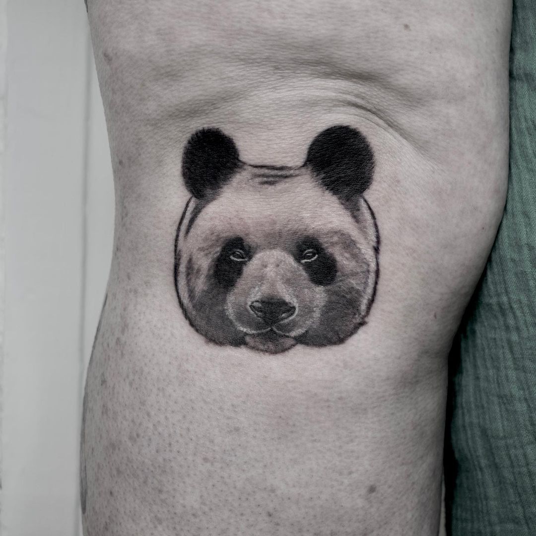 Tatuaje pequeño de panda para hombres.