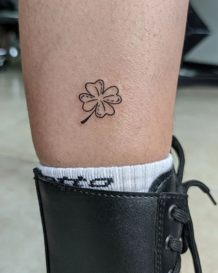Tatuaje pequeño de trébol de cuatro hojas para hombres