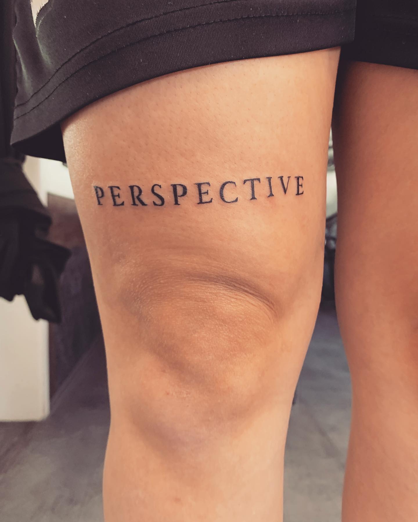 Tatuaje pequeño en la pierna