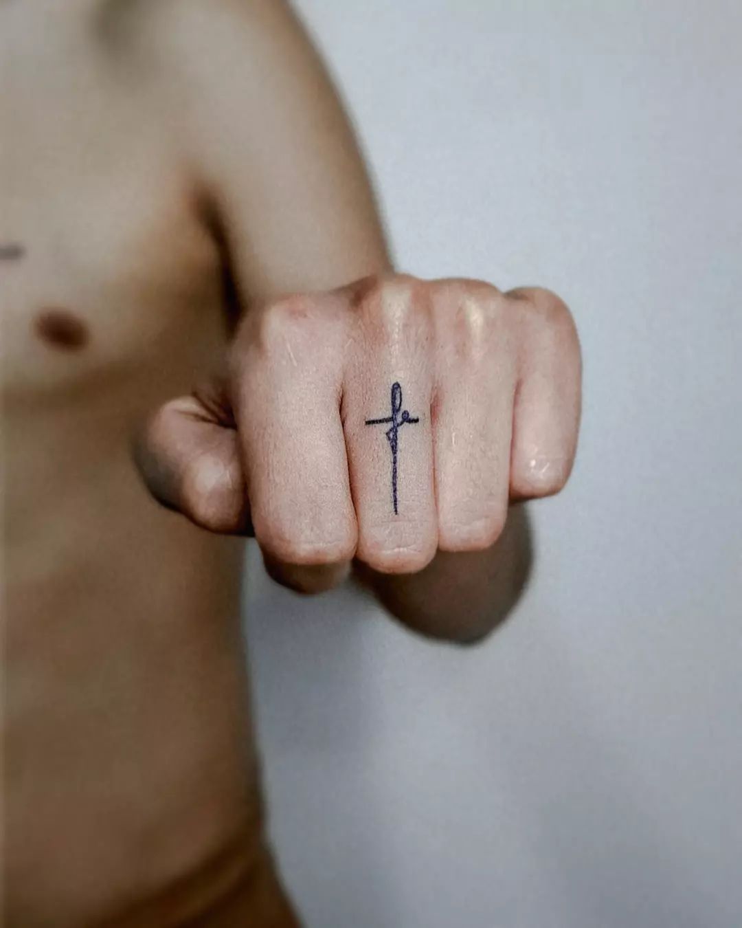 Tatuaje pequeño para el dedo de los hombres.