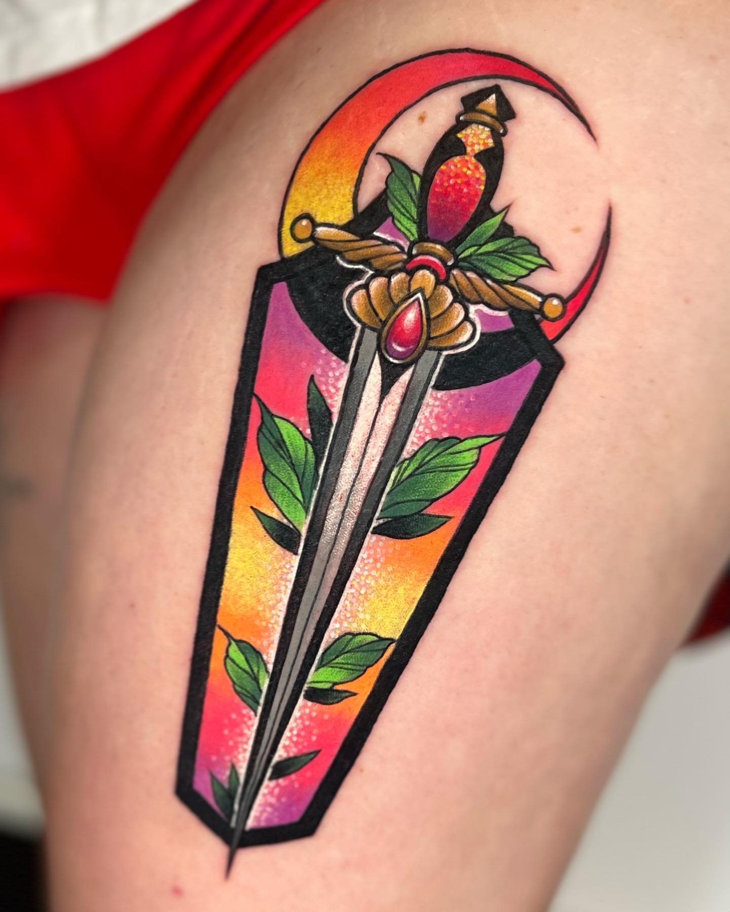Diseño de tatuaje de brazo con daga