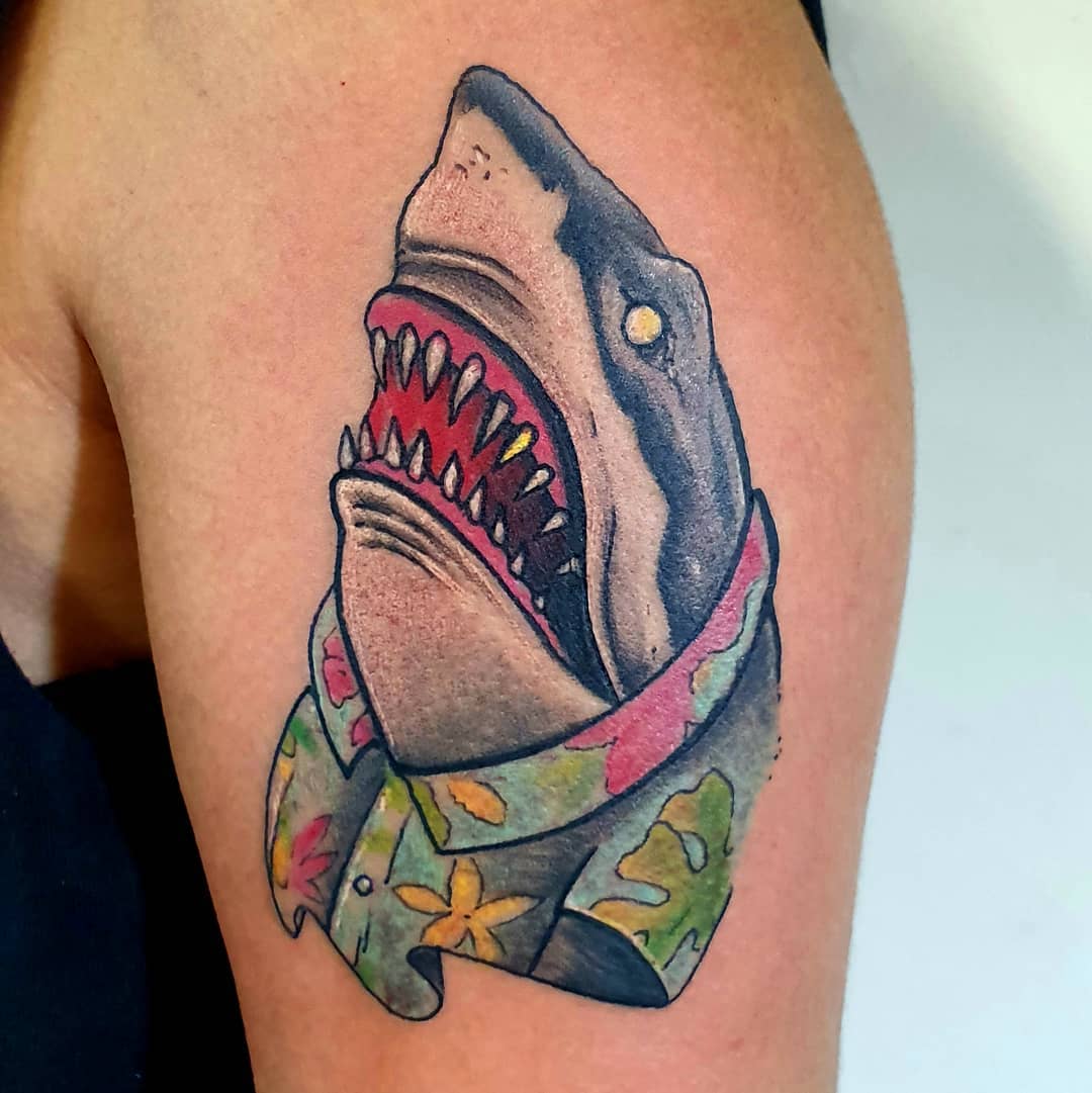 Dramático tatuaje de tiburón colorido.