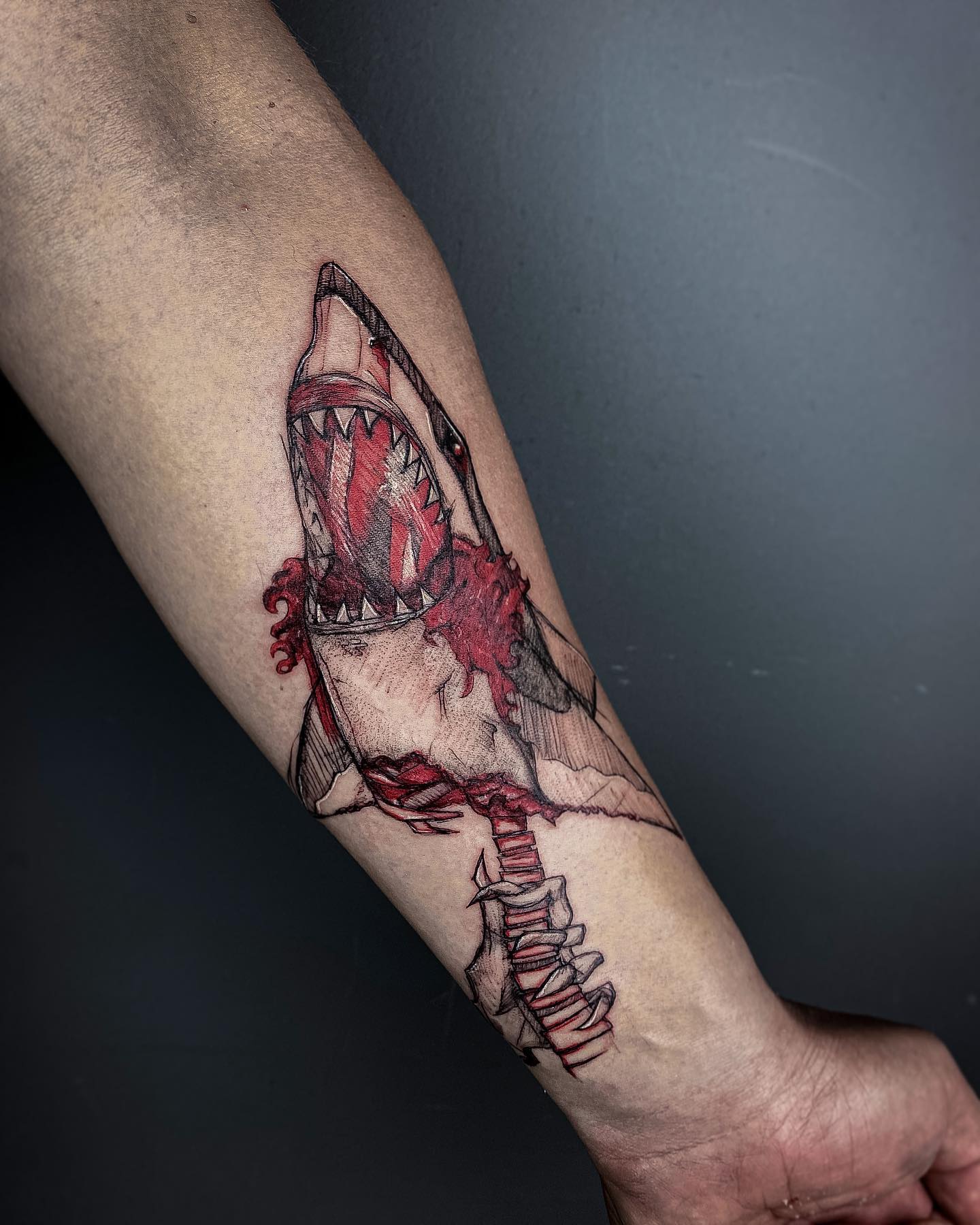Genial idea de tatuaje de tiburón.