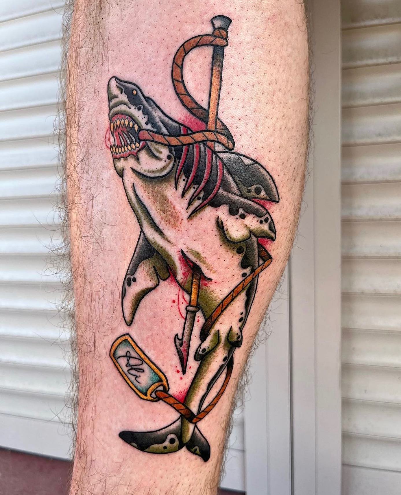 Idea de tatuaje de tiburón con detalles