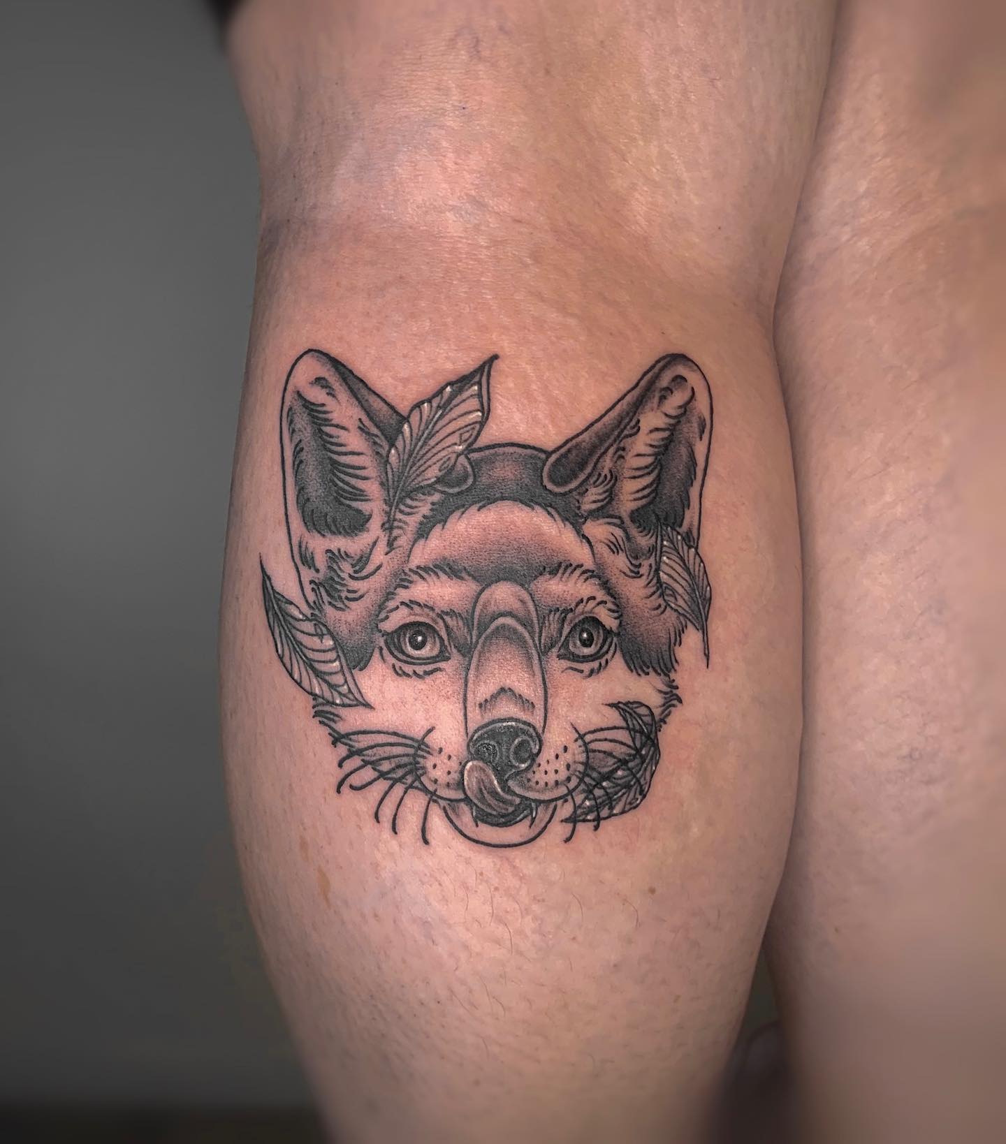 Idea de tatuaje de un zorro negro con contorno.
