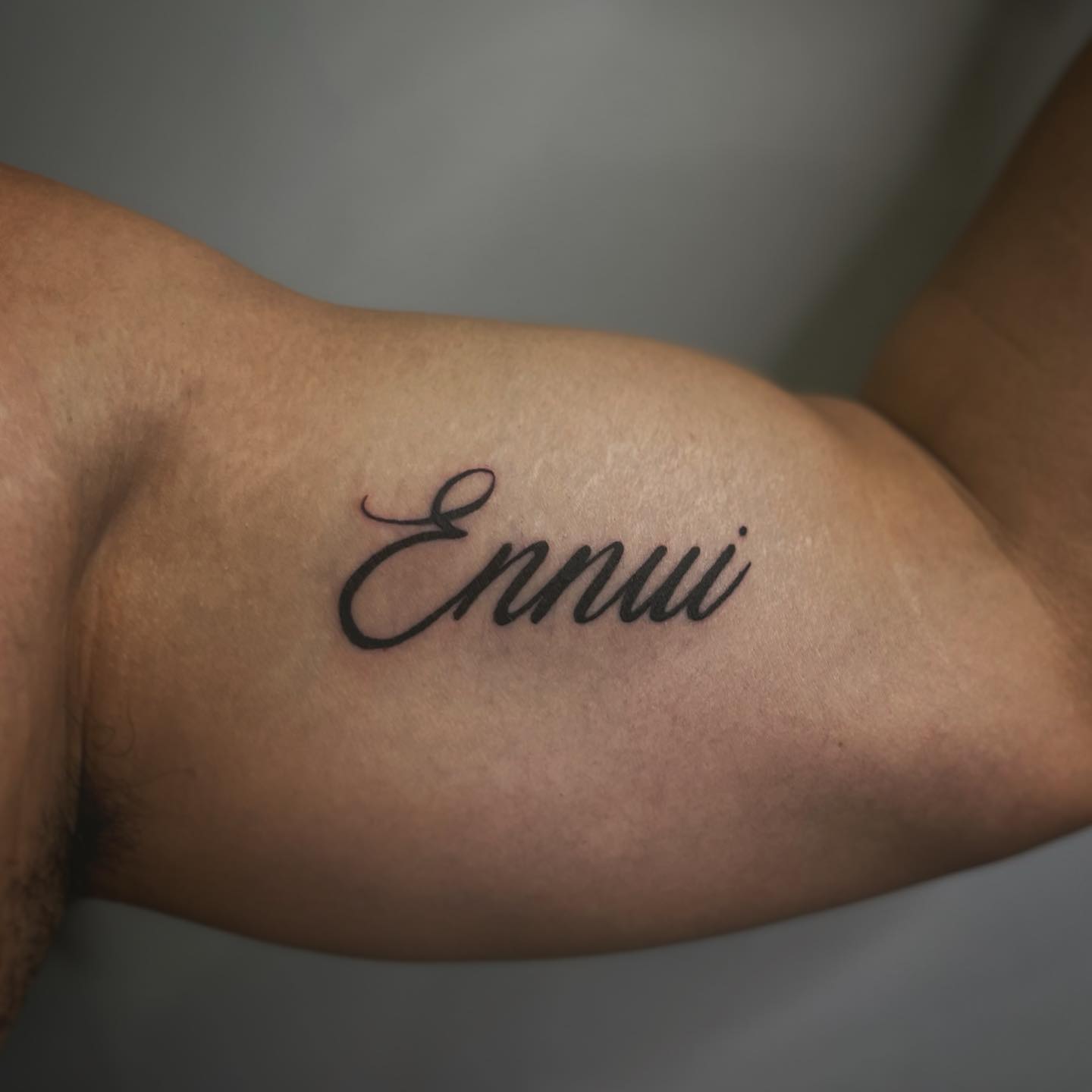 Nombre Impresión Tatuaje de Bíceps Para Hombres