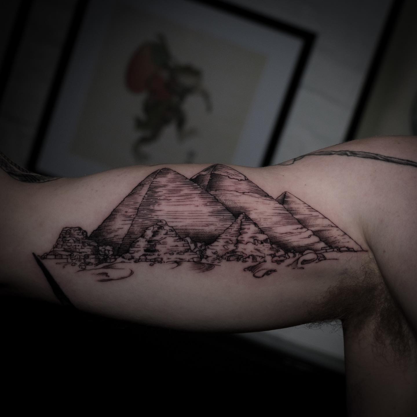 Pirámides Tatuaje de bíceps