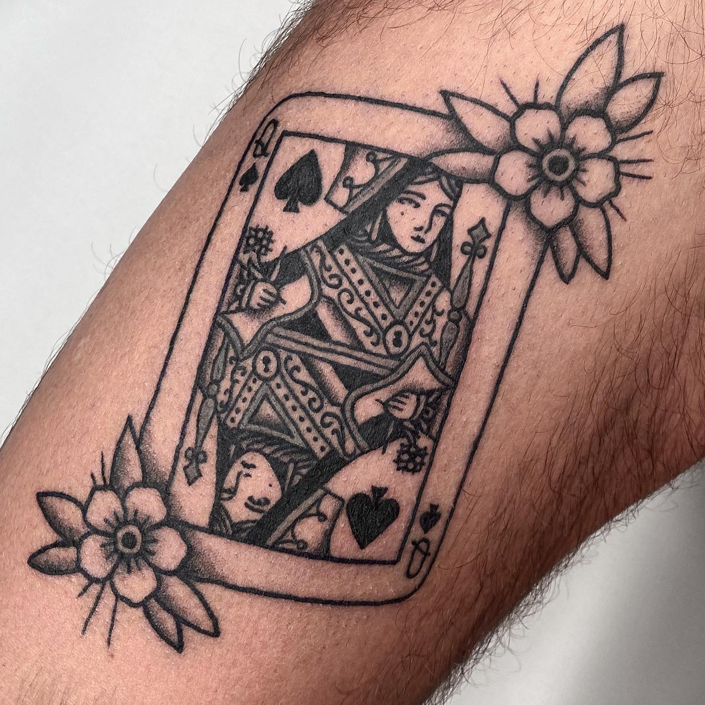 Reina de Picas con Tatuaje de Flores