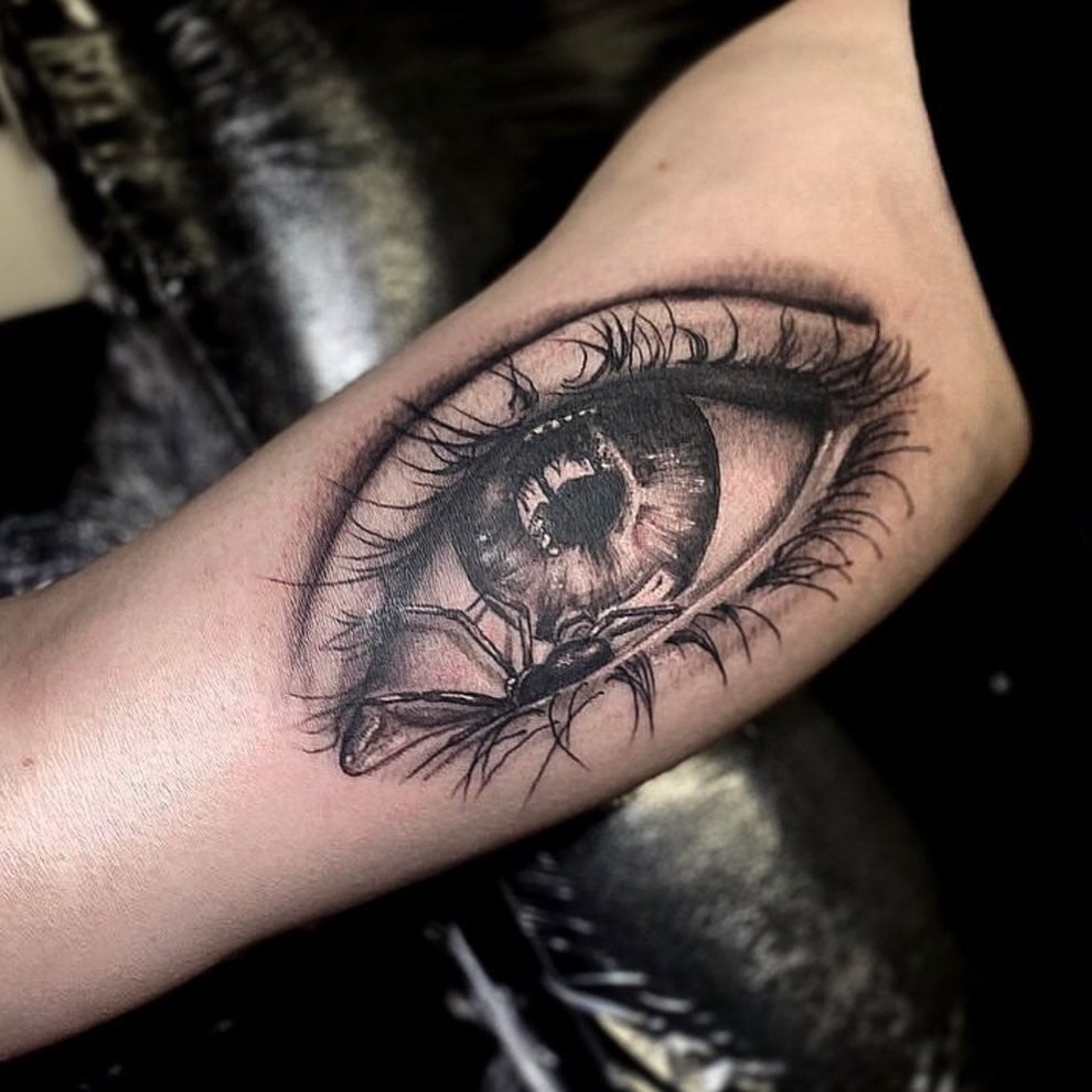 Símbolo del ojo Tatuaje en el bícep