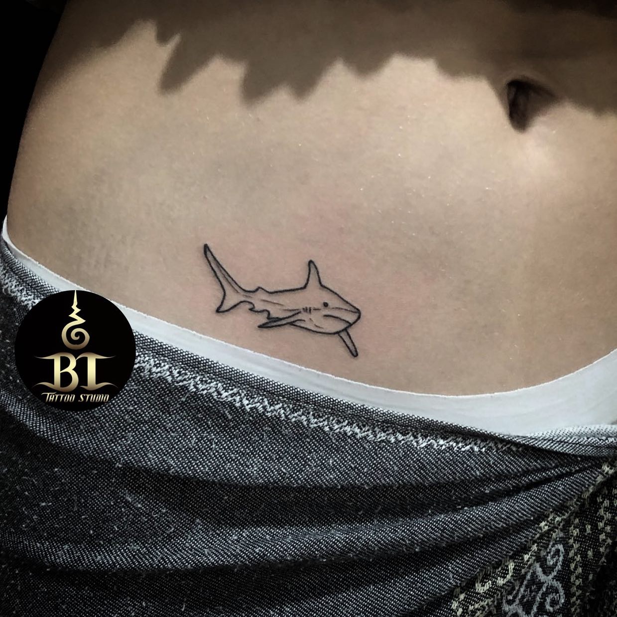 Tatuaje abstracto de tiburón
