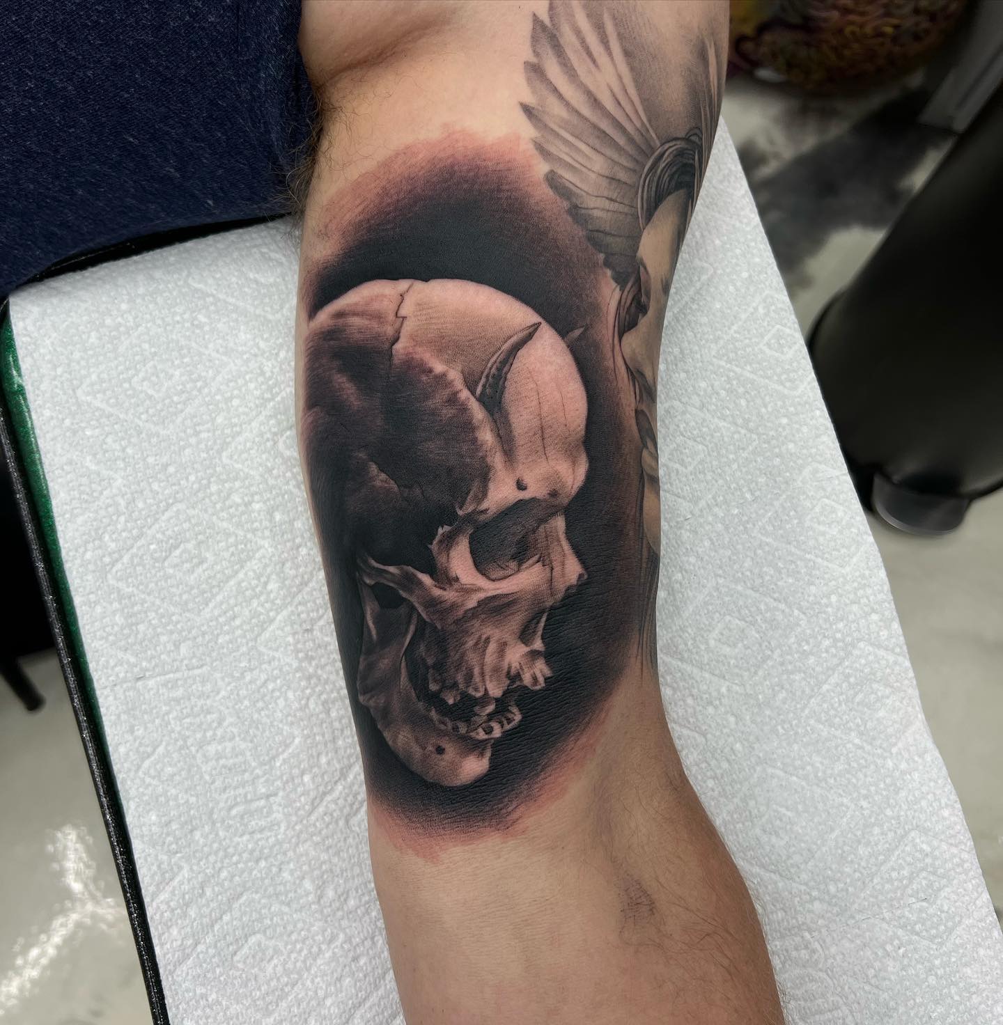 Tatuaje de cráneo negro en el bíceps