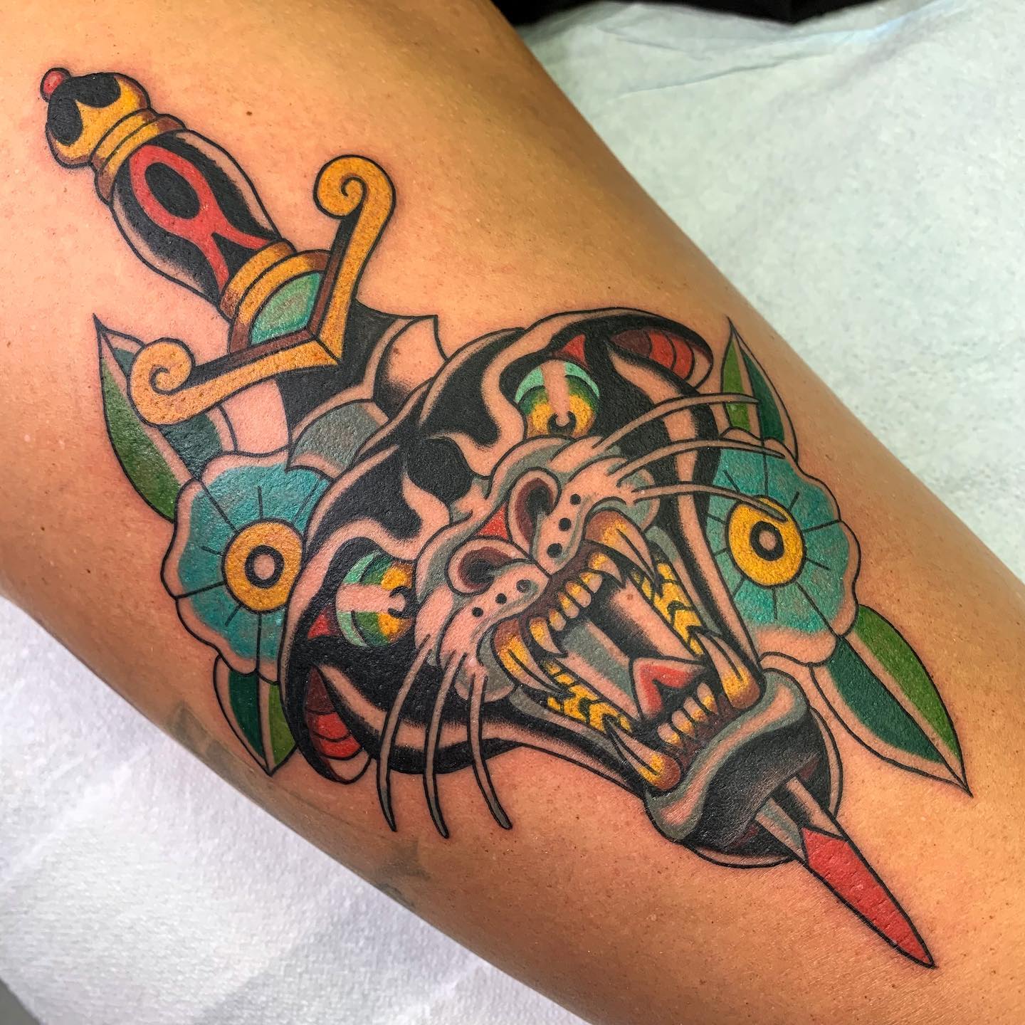 Tatuaje de daga divertido y colorido.