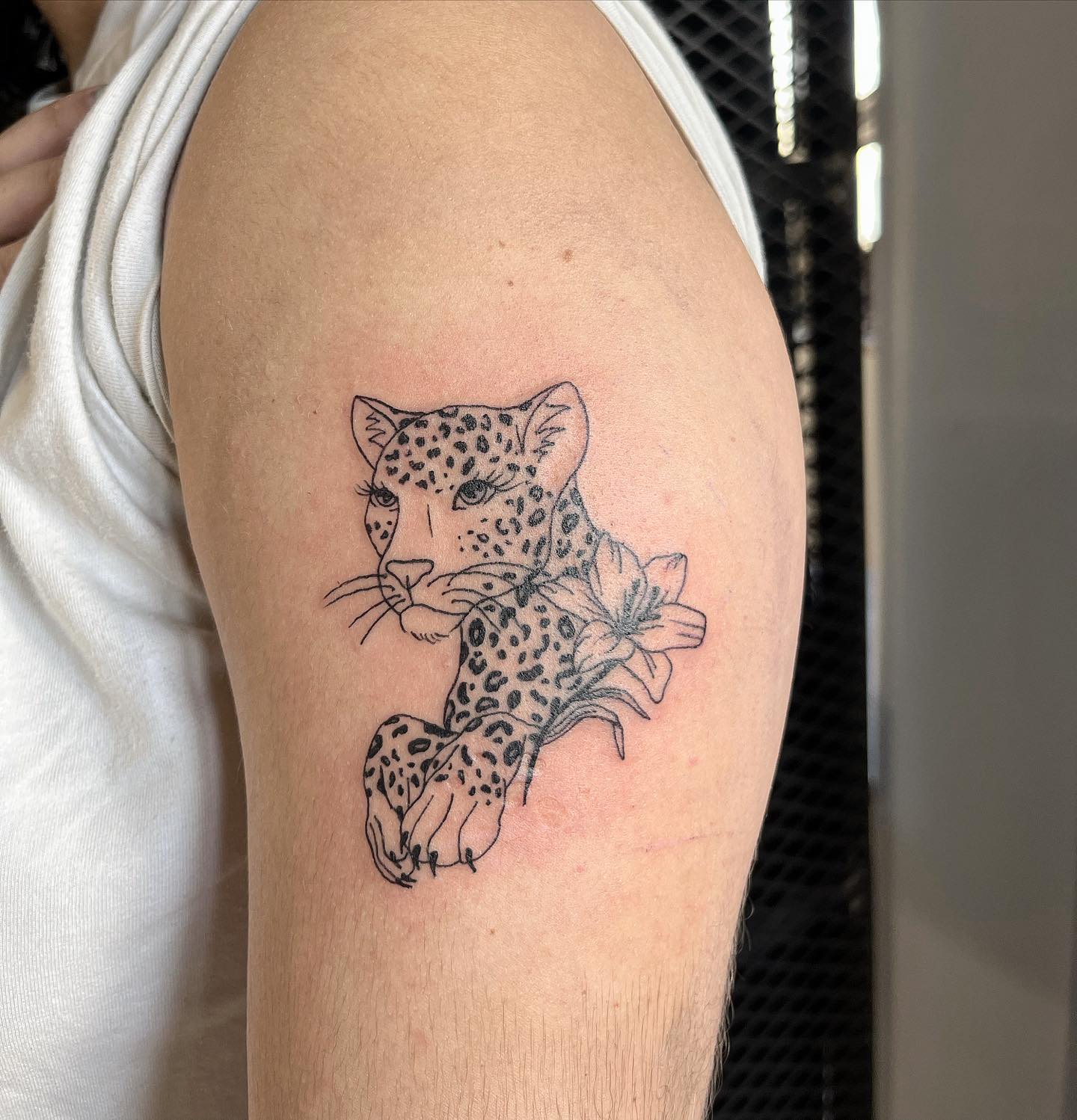 Tatuaje de guepardo en bíceps para hombres