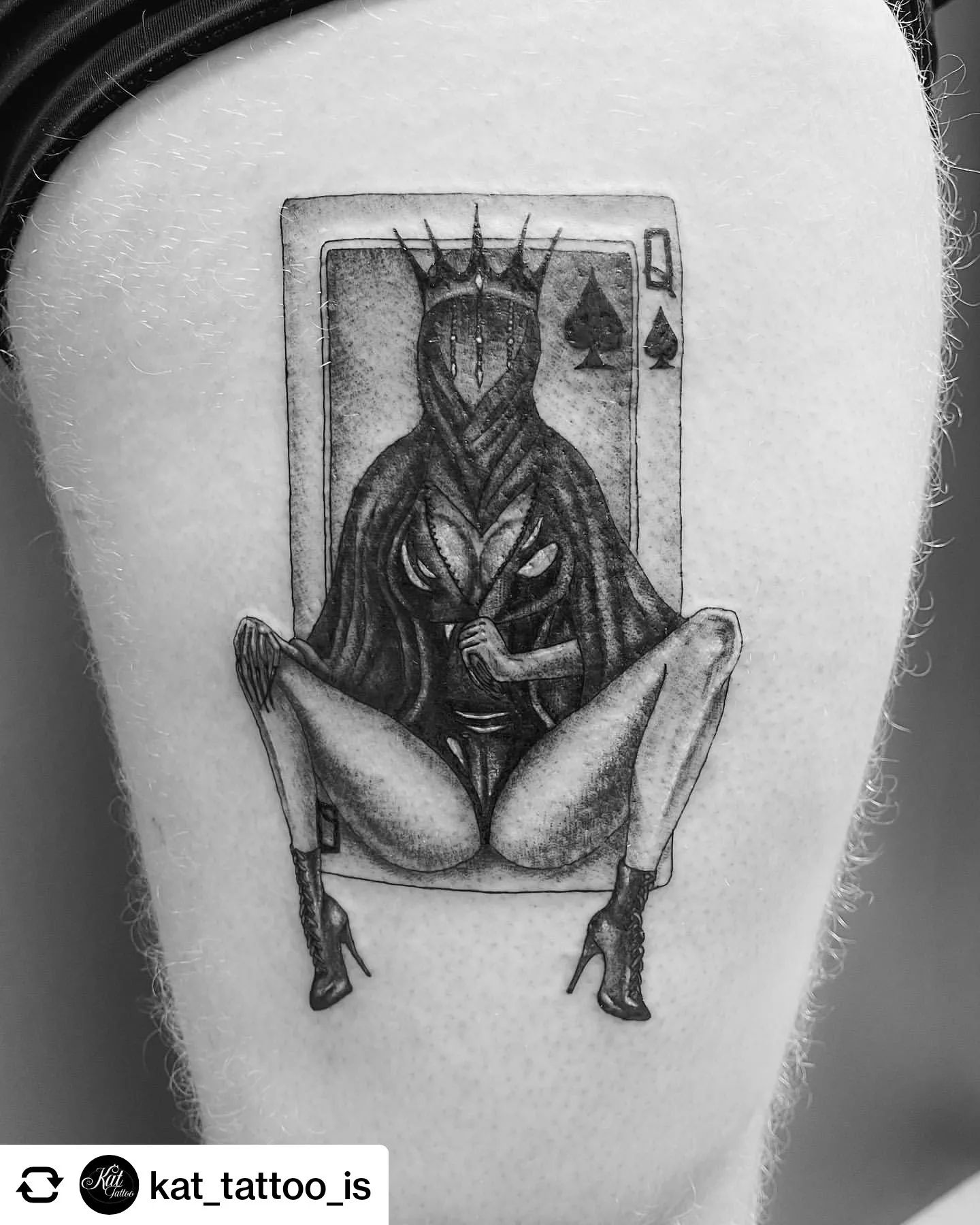 Tatuaje de la sexy reina de espadas