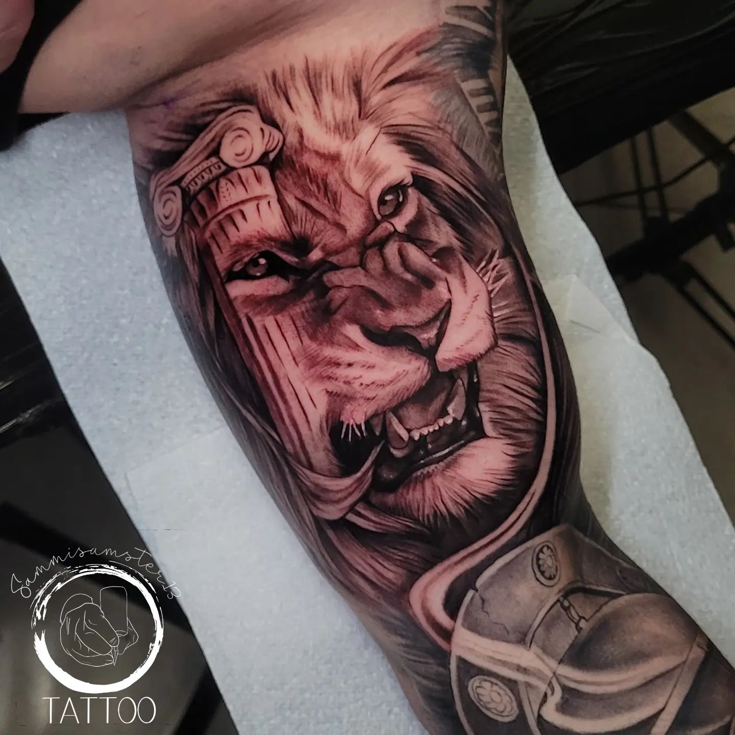 Tatuaje de León Rojo en el Bíceps