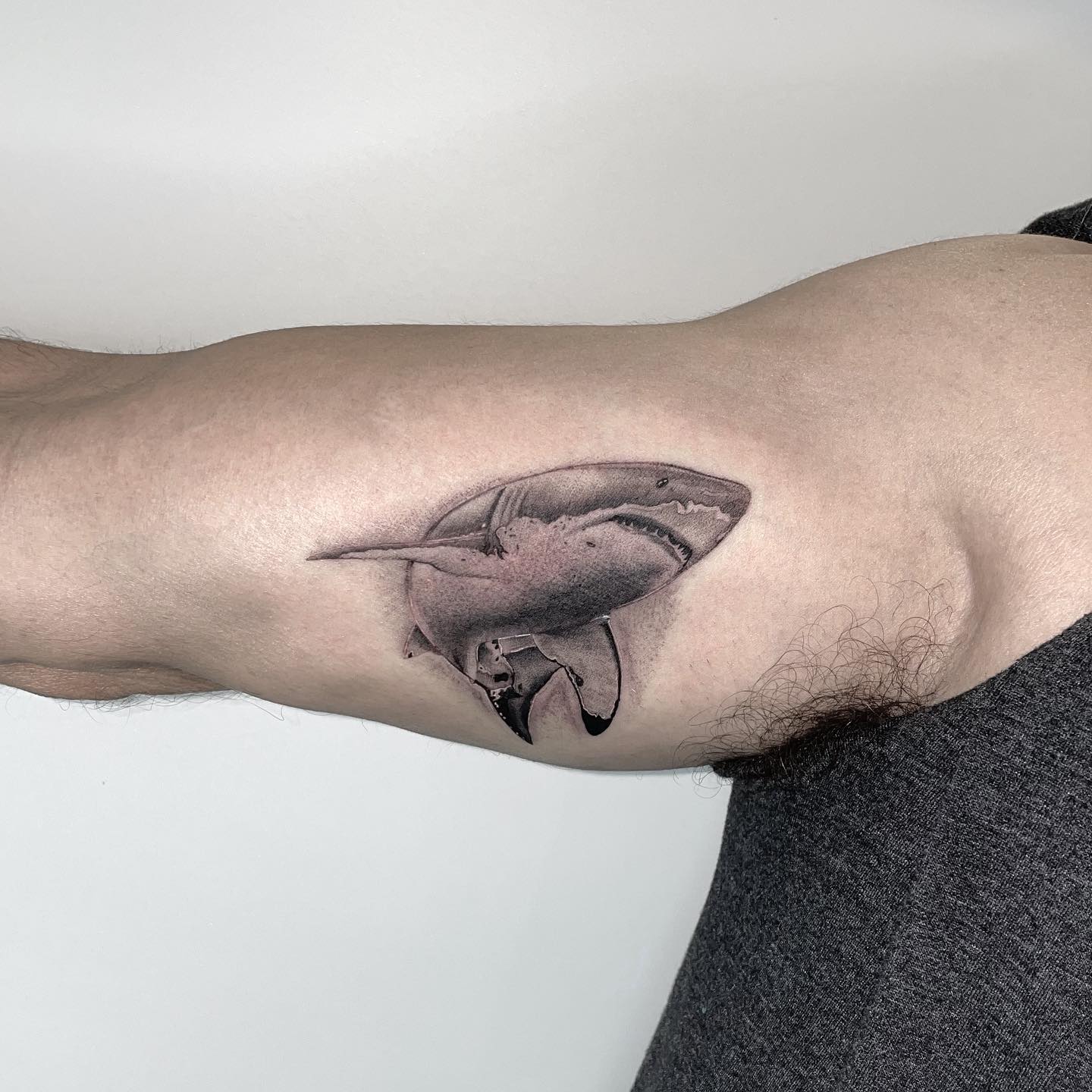 Tatuaje de tiburón artístico