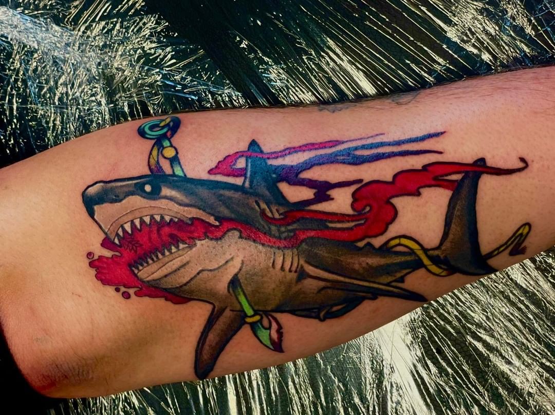 Tatuaje de tiburón azul brillante