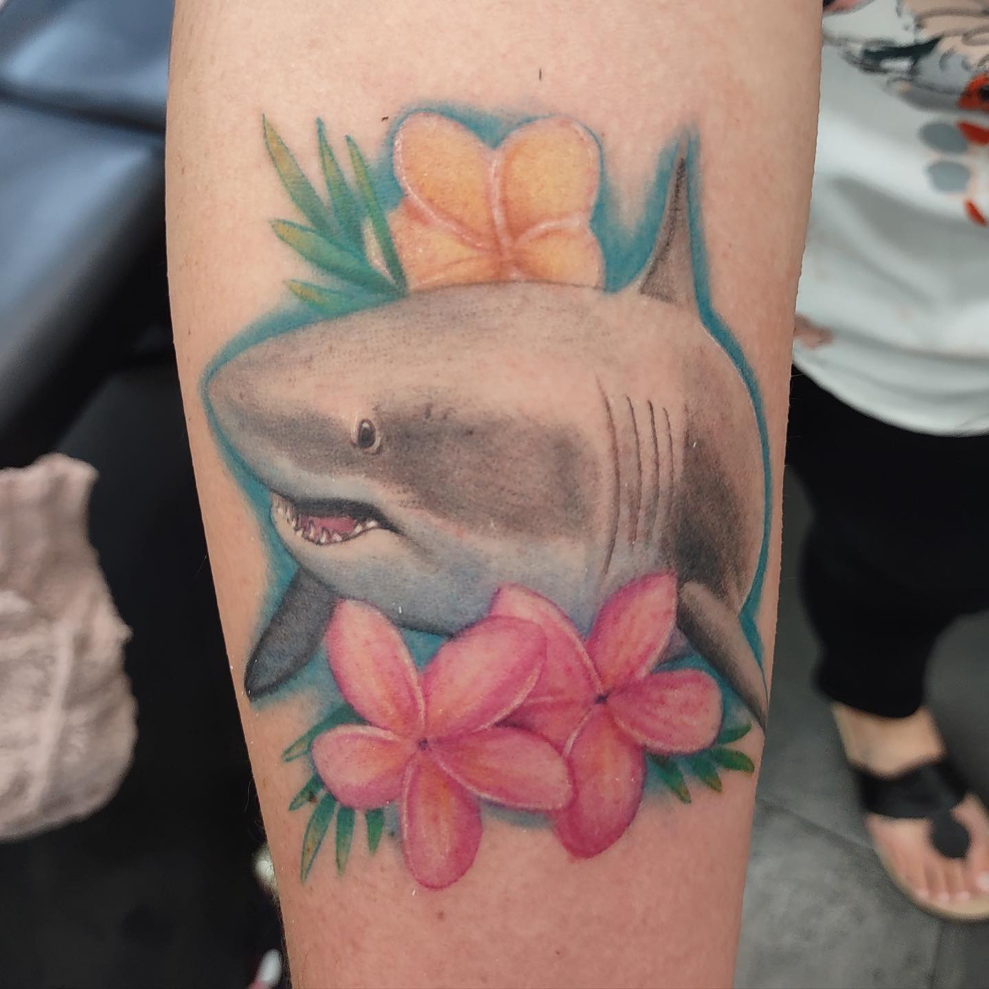Tatuaje de tiburón colorido.