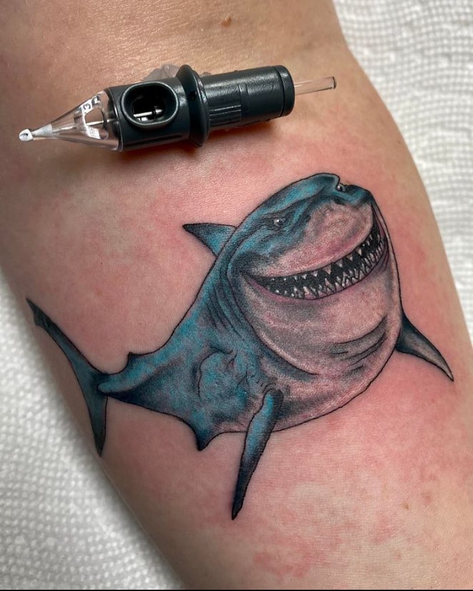 Tatuaje de Tiburón de Dibujos Animados con Estilo Artístico
