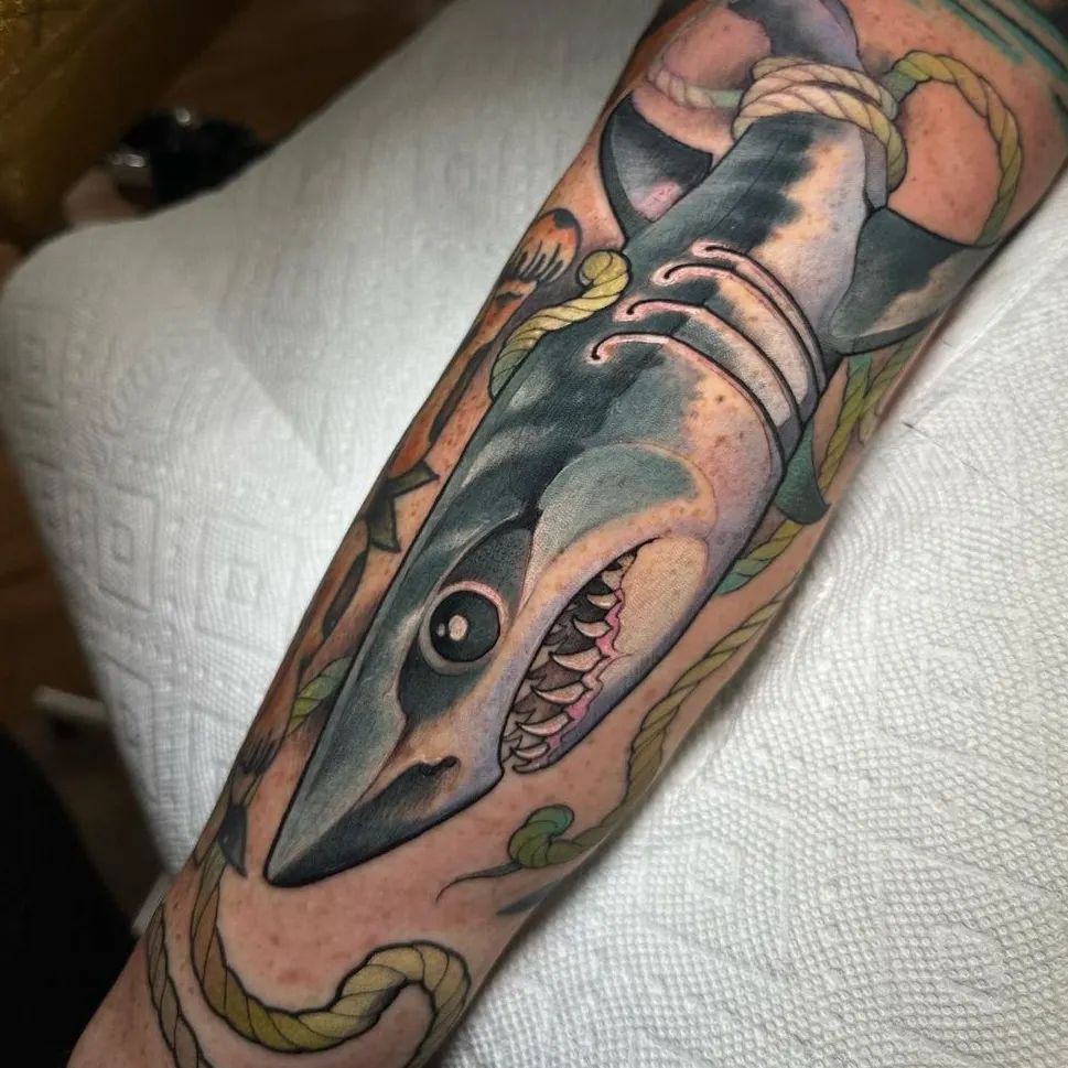 Tatuaje de tiburón dibujos animados