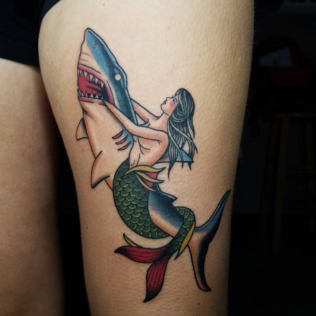 Tatuaje de tiburón en el brazo