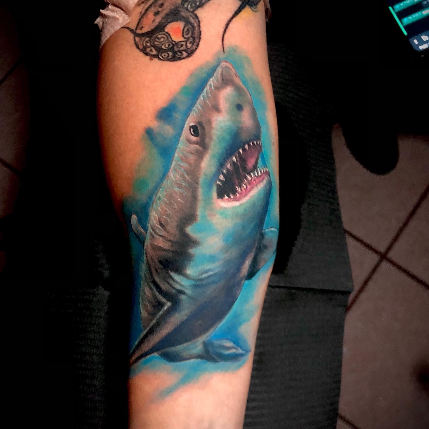 Tatuaje de tiburón en el pecho para hombres