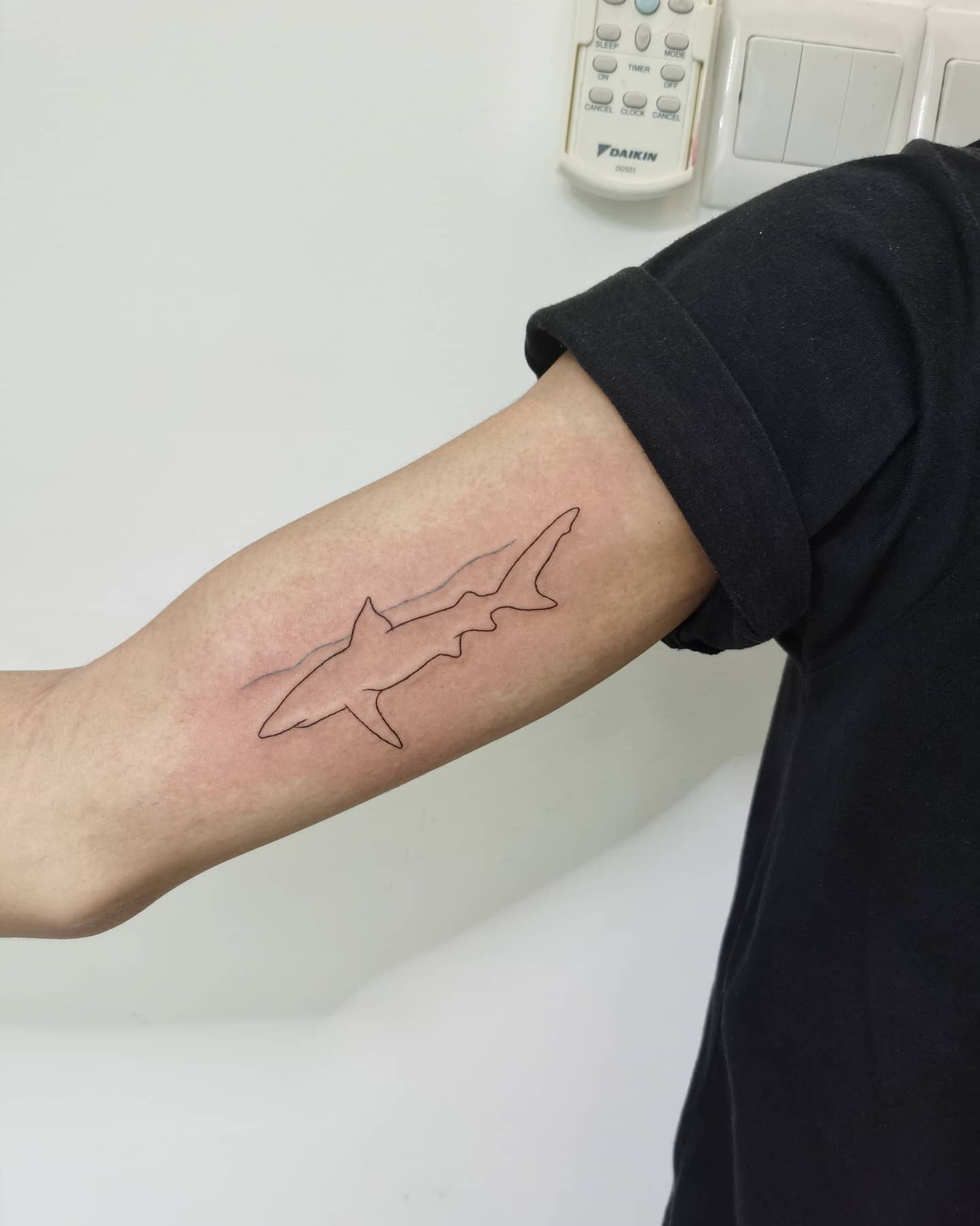 Tatuaje de tiburón geométrico