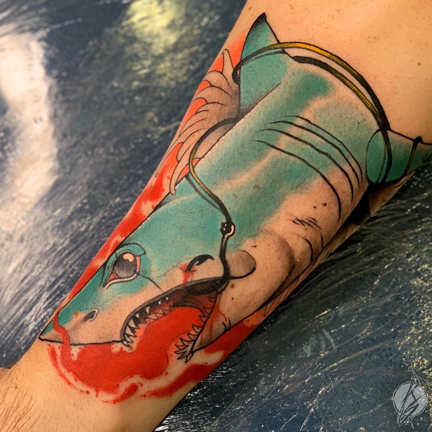 Tatuaje de tiburón naranja