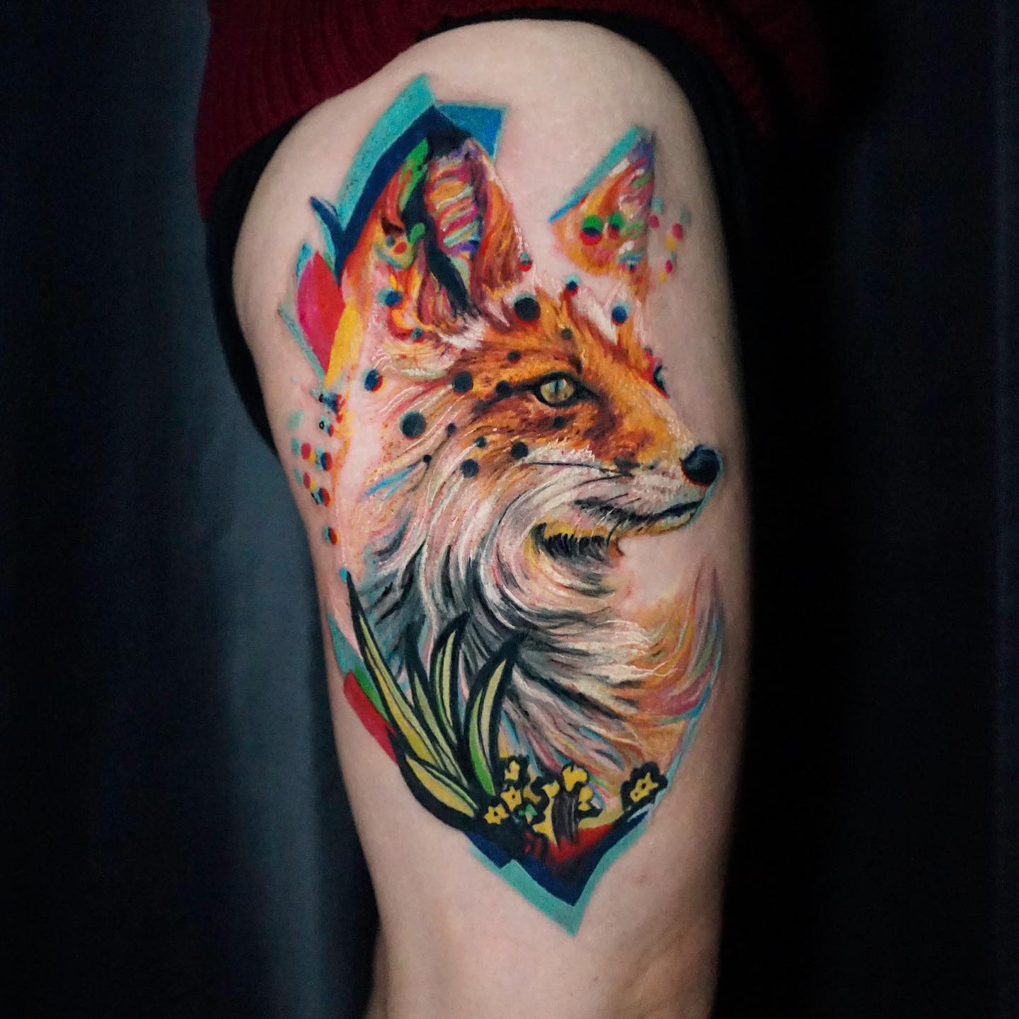 Tatuaje de zorro colorido y grande