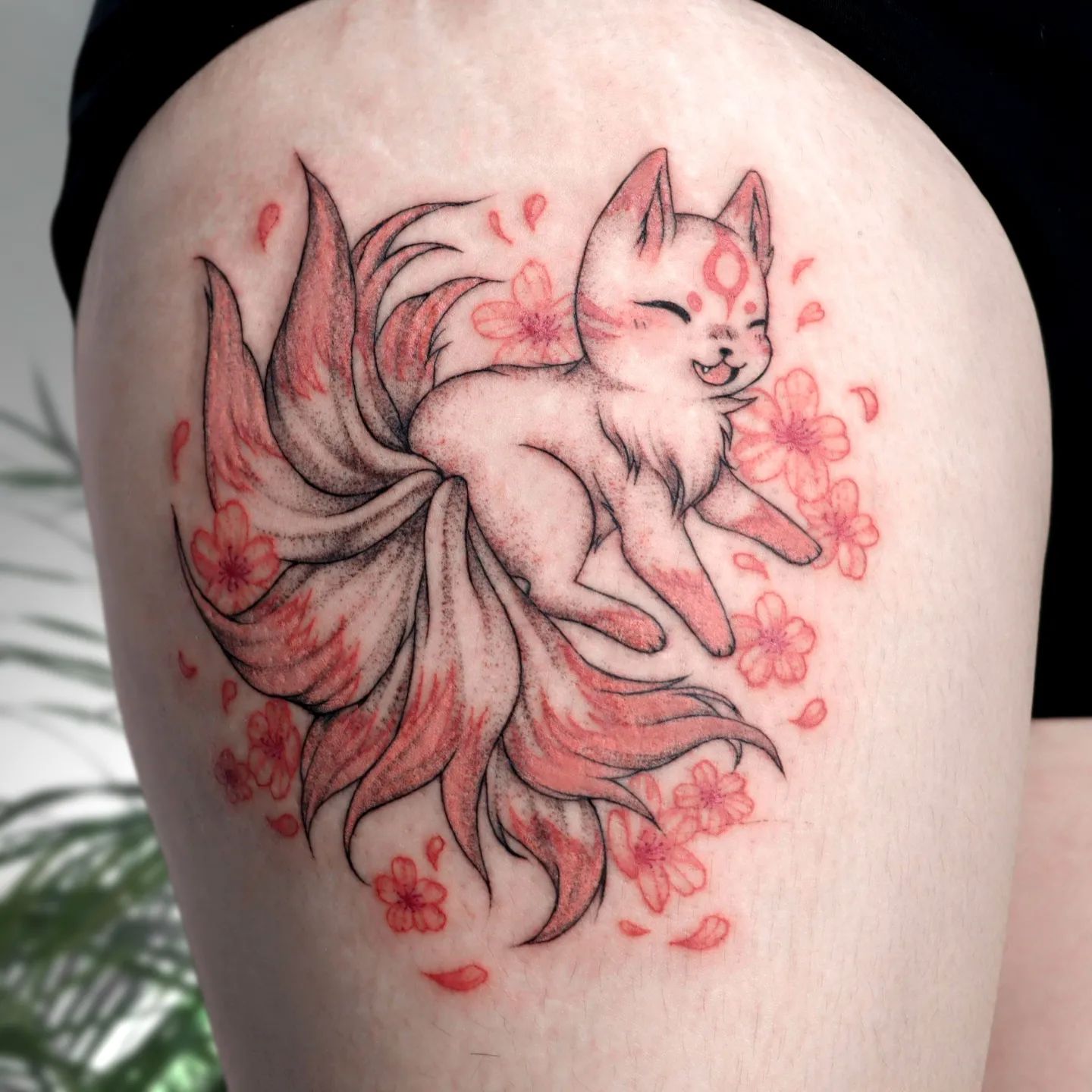 Tatuaje de zorro con muslo grande y rosa.